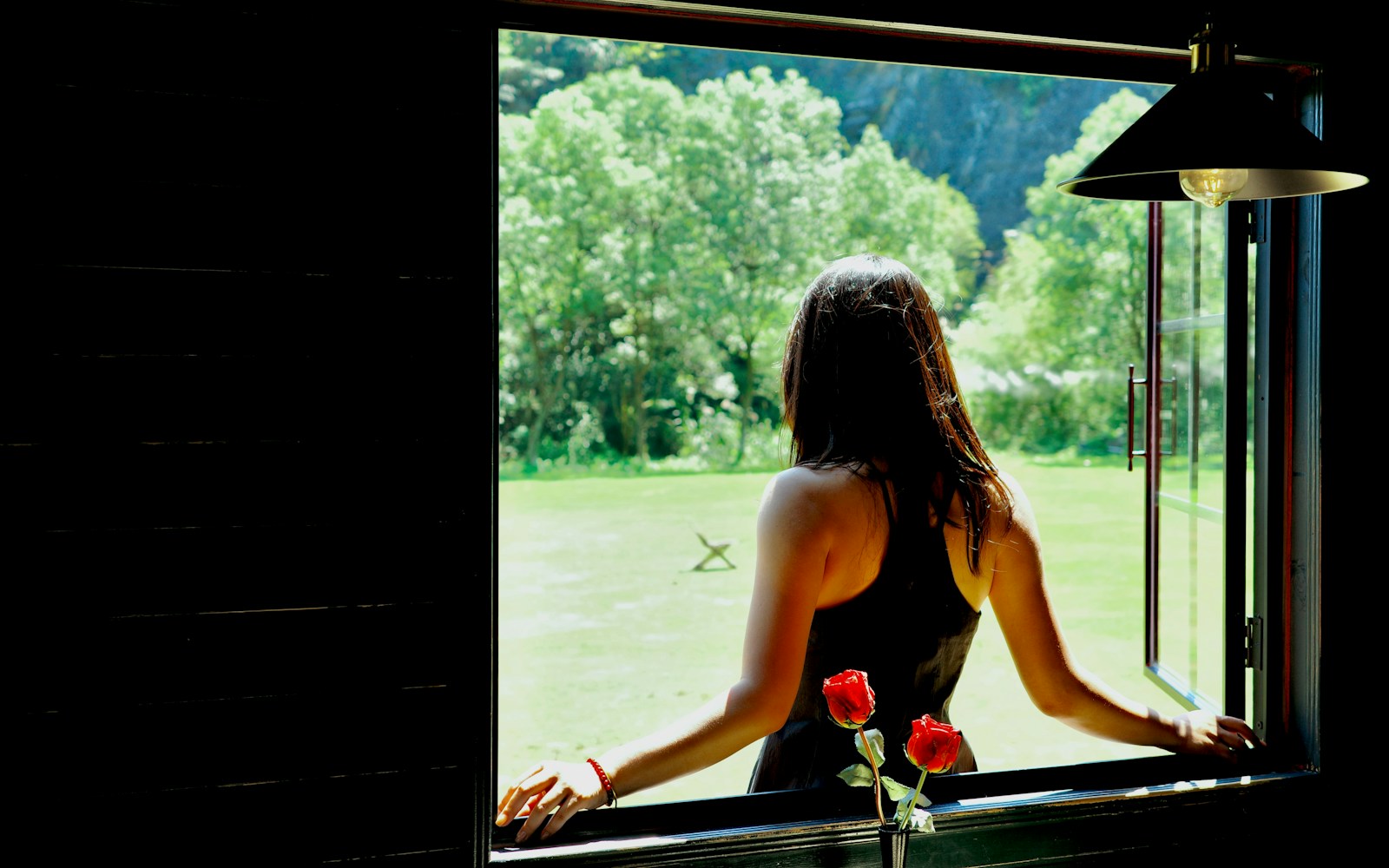 Femme regardant par la fenêtre, moment de calme